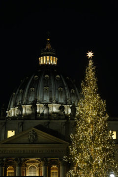 Ein geschmückter, beleuchteter Weihnachtsbaum neben der Kuppel des Petersdoms am 7. Dezember 2018 auf dem Petersplatz im Vatikan.