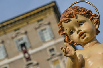 Die Figur eines Jesuskindes wird am 16. Dezember 2018 auf dem Petersplatz hoch gehalten, um sie von Papst Franziskus segnen zu lassen.