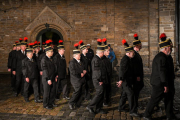 Mitglieder von Knappenvereinen beim Auszug aus dem Essener Dom nach dem ökumenischen Gottesdienst zum Ende der Steinkohlenförderung am 20. Dezember 2018 in Essen.