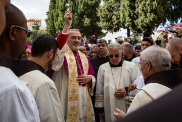 Erzbischof Pierbattista Pizzaballa, Apostolischer Administrator des Lateinischen Patriarchats, segnet die Menschen auf dem Krippenplatz vor der Geburtskirche in Bethlehem am Heiligabend, den 24. Dezember 2018.