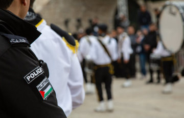 Sicherheitsbeamte und Pfadfindergruppen mit Trommeln stehen auf den Krippenplatz vor der Geburtskirche in Bethlehem am Heiligabend, den 24. Dezember 2018.