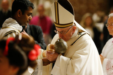 Papst Franziskus küsst eine Figur des Jesuskindes während der Christmette an Heiligabend am 25. Dezember 2018 im Petersdom im Vatikan.