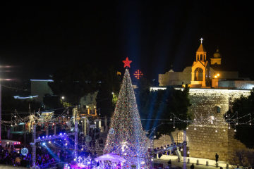 Beleuchteter Weihnachtsbaum auf dem Krippenplatz vor der Geburtskirche in Bethlehem in der Weihnachtsnacht, am 24. Dezember 2018.