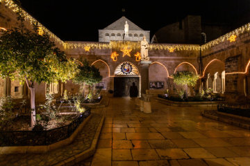 Beleuchteter Innenhof der Katharinenkirche in Bethlehem in der Weihnachtsnacht, am 24. Dezember 2018.