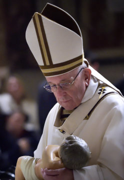 Papst Franziskus trägt eine Figur des Jesuskindes während der Christmette an Heiligabend am 24. Dezember 2018 im Petersdom im Vatikan.