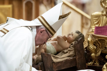 Papst Franziskus küsst eine Figur des Jesuskindes während der Christmette an Heiligabend am 24. Dezember 2018 im Petersdom im Vatikan.