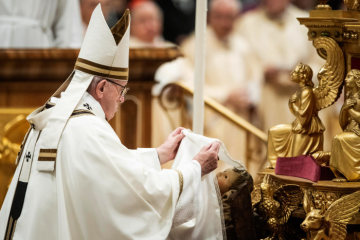 Papst Franziskus enthüllt eine Figur des Jesuskindes während der Christmette an Heiligabend am 24. Dezember 2018 im Petersdom im Vatikan.