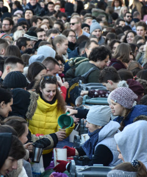 Verteilung des Mittagstees an Jugendliche während des 41. Europäischen Jugendtreffens der ökumenischen Gemeinschaft von Taize auf dem Plaza de la Armerica in Madrid am 29. Dezember 2018.