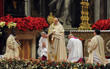 Papst Franziskus mit Monstranz während des Gottesdienstes zum Jahresabschluss mit dem Lobgesang des "Te Deum" am 31. Dezember 2018 im Petersdom im Vatikan.
