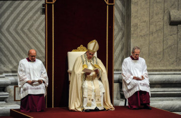 Papst Franziskus feiert zum Jahresabschluss einen Gottesdienst mit dem Lobgesang des "Te Deum" am 31. Dezember 2018 im Petersdom im Vatikan.