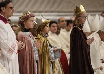 Sternsinger aus der Pfarrei Sankt Johannes in Spelle (Bistum Osnabrück) bei der Messe zu Neujahr mit Papst Franziskus im Petersdom am 1. Januar 2019 im Vatikan.