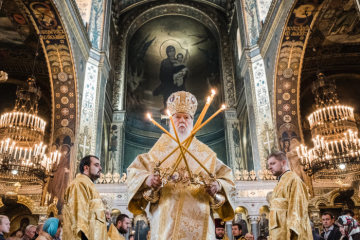 Filaret Denisenko, Patriarch der ukrainisch-orthodoxen Kirche des Kiewer Patriarchats, mit den gekreuzten Kerzenhaltern Trikirion und Dikirion während eines Gottesdienstes am 28. Oktober 2018 in der Kathedrale Wladimir in Kiew.