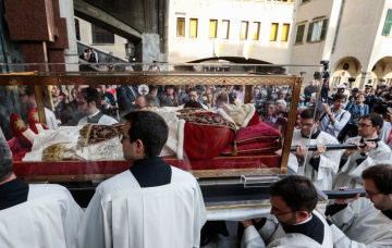 Seminaristen tragen den gläsernen Sarg mit dem Leichnam des heiligen Papstes Johannes XXIII. am 24. Mai 2018 in Bergamo.