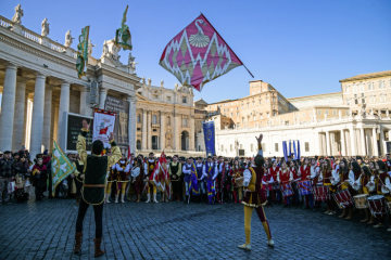 Parade von in Trachten gekleideten Menschen beim Angelus-Gebet zum Hochfest der Erscheinung des Herrn (Dreikönigsfest) auf dem Petersplatz im Vatikan am 6. Januar 2019.