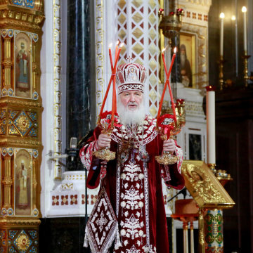 Kyrill I., russisch-orthodoxer Patriarch von Moskau und ganz Russland, in der Christ-Erlöser-Kathedrale am 12. April 2015 in Moskau. Er hält die Kerzenhalter Trikirion und Dikirion in den Händen.