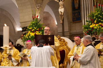 Erzbischof Pierbattista Pizzaballa, Apostolischer Administrator des Lateinischen Patriarchats in Jerusalem, während des Gottesdienstes in der Katharinenkirche in Bethlehem in der Weihnachtsnacht, am 25. Dezember 2018.