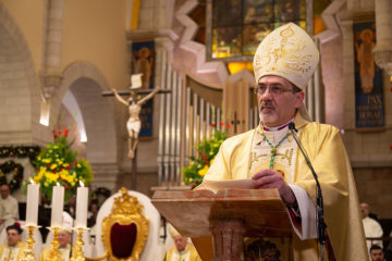 Erzbischof Pierbattista Pizzaballa, Apostolischer Administrator des Lateinischen Patriarchats in Jerusalem, während des Gottesdienstes in der Katharinenkirche in Bethlehem in der Weihnachtsnacht, am 25. Dezember 2018.
