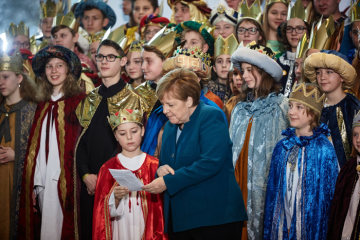 Bundeskanzlerin Angela Merkel empfängt am 7. Januar 2019 im Bundeskanzleramt in Berlin Sternsinger aus 27 deutschen Bistümern.