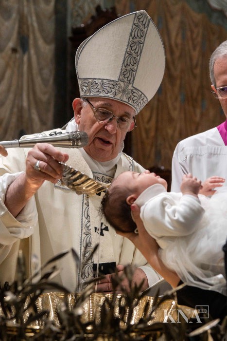 190113-93-000018 Papst Franziskus tauft Säugling