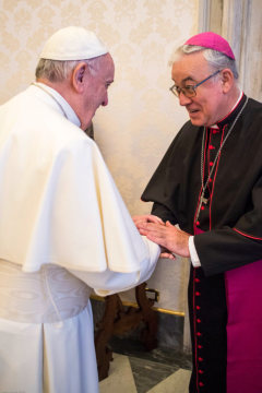 Papst Franziskus und Juan Ignacio Gonzalez Errazuriz, Bischof von San Bernardo, begrüßen sich lachend am 14. Januar 2019 im Vatikan.