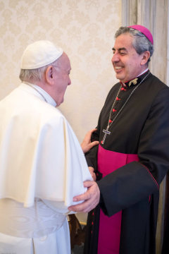 Papst Franziskus und Santiago Silva Retamales, Militärbischof von Chile und Vorsitzender der Chilenischen Bischofskonferenz, begrüßen sich lachend am 14. Januar 2019 im Vatikan.