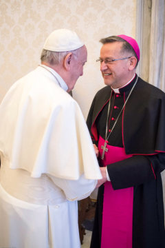 Papst Franziskus und Rene Osvaldo Rebolledo Salinas, Erzbischof von La Serena, begrüßen sich lachend am 14. Januar 2019 im Vatikan.