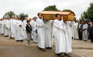 Vier Freres der Communaute de Taize tragen den Sarg mit dem Leichnam des ermordeten Frere Roger Schutz, Gründer und Prior der Communaute de Taize, am 23. August 2005 zum Grab in Taize.