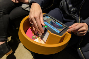 Eine Frau hält eine EC-Karte an einen digitalen Spendenkorb während der Kollekte am 17. Januar 2019 in Duisburg.