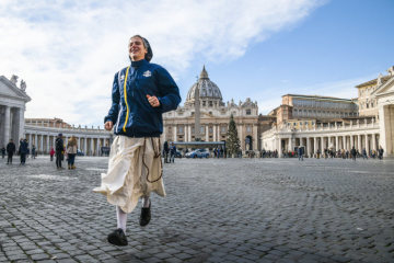 Ordensschwester Marie-Theo Puybareau, Athletin des Sportvereins des Vatikan "Athletica Vaticana", läuft am 10. Januar 2019 vor dem Petersdom über den Petersplatz im Vatikan.