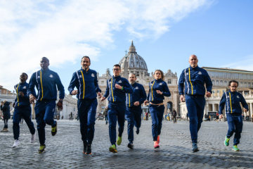 Athleten des Sportvereins des Vatikan "Athletica Vaticana" laufen am 10. Januar 2019 vor dem Petersdom über den Petersplatz im Vatikan.