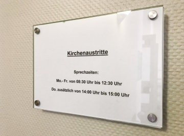 Das Hinweisschild vor einem Büro in einem Amtsgericht weist am 5. April 2018 auf die Sprechzeiten für den Kirchenaustritt hin. (Aufnahmeort unbekannt)