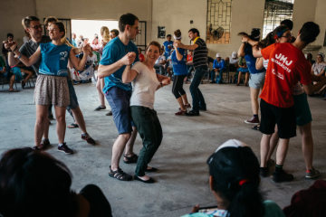 Eine Gruppe deutscher Jugendlicher besucht am 25. Januar 2019 anlässlich des Weltjugendtags 2019 das indigenen Volk der Kuna in Kuna Nega (Panama). Sie tanzen im Gemeindesaal.