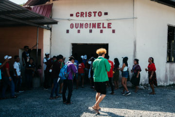 Eine Gruppe deutscher Jugendlicher bei der Ankunft zum Besuch des indigenen Volkes der Kuna am 25. Januar 2019 anlässlich des Weltjugendtags 2019 im Gemeindesaal in Kuna Nega (Panama).