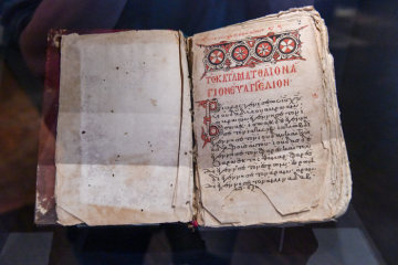Eine historische Bibelausgabe, die Abschrift des Matthäus-Evangeliums aus dem 13. Jahrhundert, liegt am 30. Januar 2018 im Bibelhaus in Frankfurt in einer Vitrine.