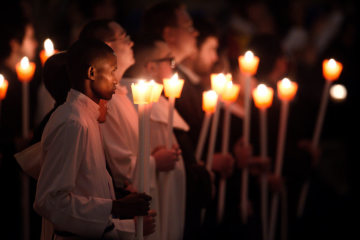 Ordensmänner mit Kerzen, während eines Gottesdienstes anlässlich des Welttags des geweihten Lebens mit Papst Franziskus - gleichzeitig Fest der "Darstellung des Herrn" - am 2. Februar 2019 im Vatikan.