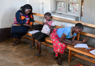 Therese Mema spricht mit Mädchen im OLAME-Projekt für verstoßene traumatisierte "Hexenkinder" in Bukavu am 3. Mai 2018.