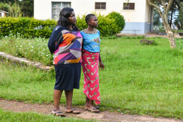 Therese Mema (l.) spricht, im Rahmen des OLAME-Projekts für verstoßene "Hexenkinder", mit einem traumatisierten Mädchen in Bukavu am 3. Mai 2018.