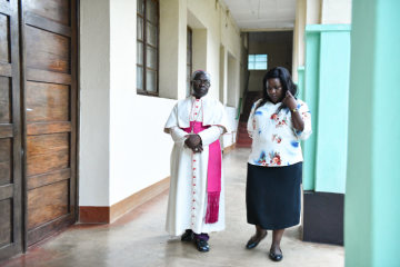 Francois-Xavier Maroy Rusengo (l.), Erzbischof von Bukavu, und Therese Mema am 4. Mai 2018 im Bischofshaus in Bukavu (Kongo).