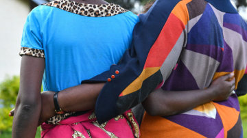 Zwei Frauen umarmen sich in Bukavu (Kongo) am 3. Mai 2018.