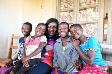 Therese Mema (m.) und traumatisierte Mädchen des OLAME-Projekts für verstoßene  "Hexenkinder" - in Bukavu am 3. Mai 2018.