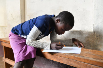 Elokia, ein traumatisiertes Mädchen, malt ein Bild im Rahmen des OLAME-Projekts für verstoßene "Hexenkinder" in Bukavu (Kongo) am 3. Mai 2018.