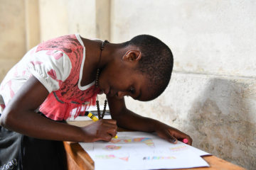 Ein Mädchen, die am OLAME-Projekt für verstoßene "Hexenkinder" teilnimmt, malt ein Bild am 3. Mai 2018 in Bukavu (Kongo).