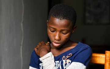 Elokia, ein traumatisiertes Mädchen, die am OLAME-Projekt für verstoßene "Hexenkinder" teilnimmt, blickt traurig zu Boden in Bukavu (Kongo) am 3. Mai 2018.