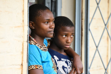 Alice (l.) und Elokia, zwei traumatisierte Mädchen stehen in einer Eingangstür in Bukavu am 3. Mai 2018. Sie nehmen am OLAME-Projekt für verstoßene "Hexenkinder" teil.