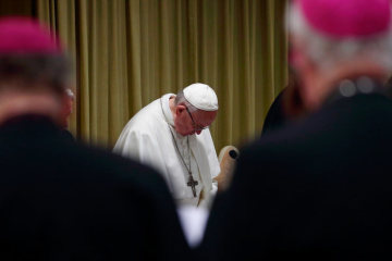 Blick durch Bischöfe auf Papst Franziskus mit gesenktem Kopf beim Gebet zur Eröffnung des Anti-Missbrauchsgipfels am 21. Februar 2019 im Vatikan.