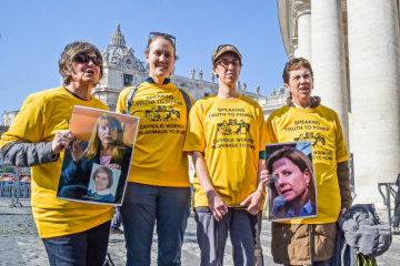 Eine Gruppe von Frauen des "Survivors Network of those Abused by Priests" (SNAP) protestiert mit Fotos am 21. Februar 2019 während des Anti-Missbrauchsgipels auf dem Petersplatz im Vatikan.