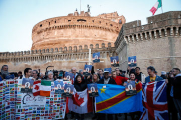 Opfer von Missbrauch in der katholischen Kirche und deren Unterstützer bei einer Mahnwache während des Anti-Missbrauchsgipfels am 21. Februar 2019 vor der Engelsburg in Rom. Sie halten ein Banner der Opferorganisation "Ending Clergy Abuse" (ECA) und Flaggen aus verschiedenen Ländern.