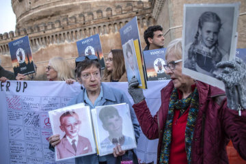 Opfer von Missbrauch in der katholischen Kirche und deren Unterstützer bei einer Mahnwache während des Anti-Missbrauchsgipfels am 21. Februar 2019 vor der Engelsburg in Rom. Einige Personen halten Fotos.