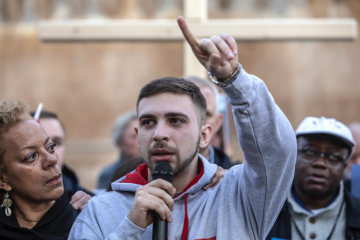 Alessandro Battaglia, Opfer von Missbrauch in der katholischen Kirche, weint bei einer Mahnwache von Opferorganisationen während des Anti-Missbrauchsgipfels am 21. Februar 2019 in Rom.