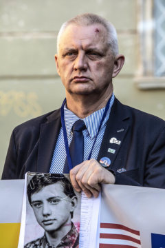 Marek Lisinski, Opfer von Missbrauch in der katholischen Kirche, hält ein Kinderbild von sich bei einer Mahnwache von Opferorganisationen während des Anti-Missbrauchsgipfels am 21. Februar 2019 in Rom.